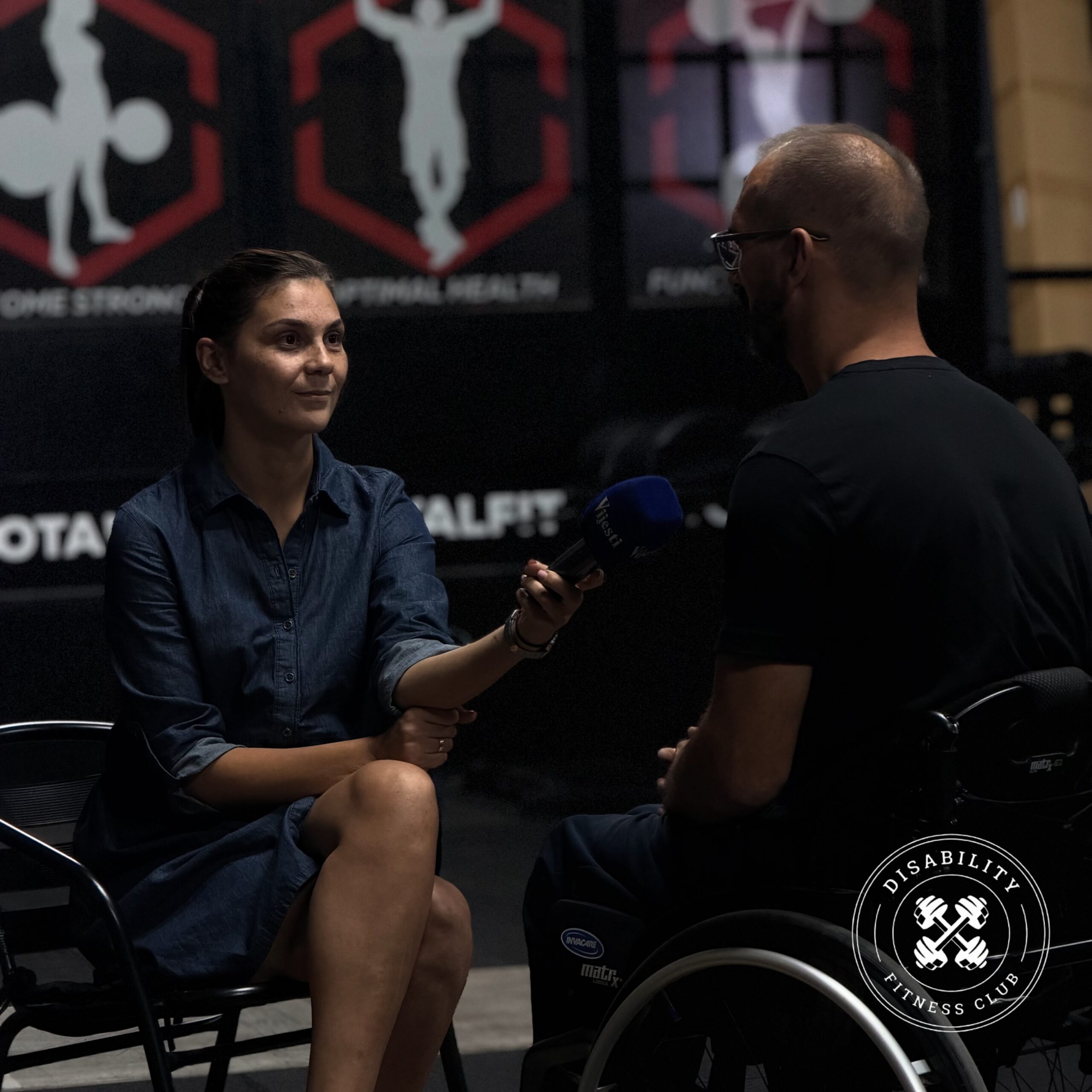 Član Disability Fitness Kluba daje intervju u centru
